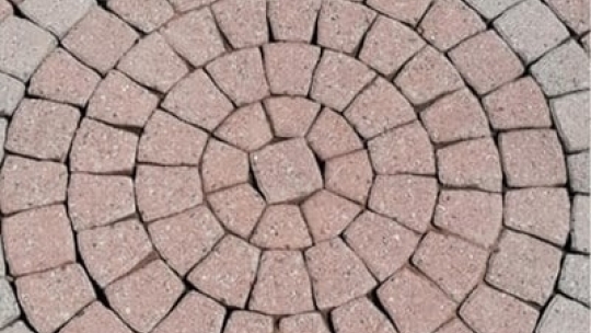 Belægningssten i cirkelmønster efter fliserens