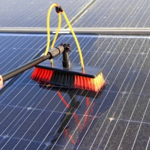 Solcellerens med børste og rent vand