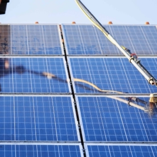 Solcellerens af solpaneler på tag