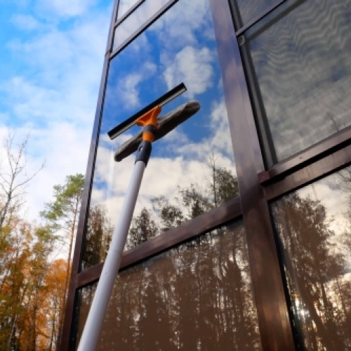 Vinduesvask med teleskopstang på facade