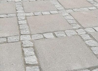 Terrassefliser efter fliserensning med rent resultat